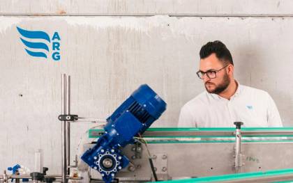 La empresa sevillana Arg Bottling, especializada en trabajar para el sector del embotellado y del envasado, tiene abierta una oferta de empleo para incorporar a una persona en el puesto de ingeniería de diseño mecánico.