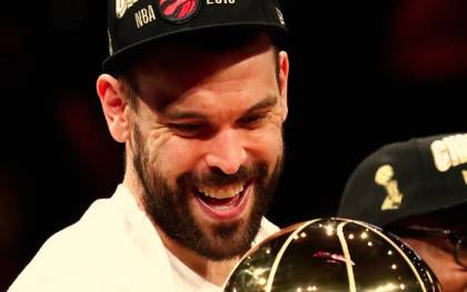 El jugador de los Toronto Raptors, Marc Gasol de España sostiene el trofeo del Campeonato de la NBA. / EFE