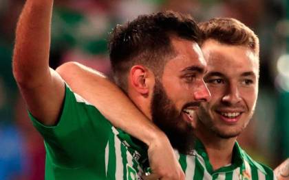 Borja Iglesias y Loren celebran el tanto anotado por el ex del Espanyol frente al Levante. / EFE