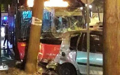 Tres heridos tras el choque de un autobús contra coches estacionados