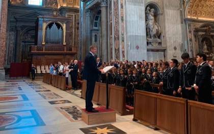 El coro sevillano le canta al Papa Francisco en el Vaticano