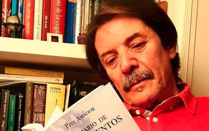 Pive Amador sostiene su último libro, ‘Breviario de sentimientos’. / Facebook Extravertida Editorial
