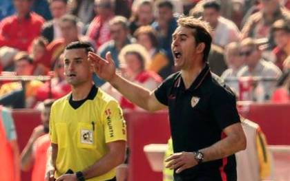 El entrenador del Sevilla, Julen Lopetegui, durante el encuentro ante el Espanyol. / Efe