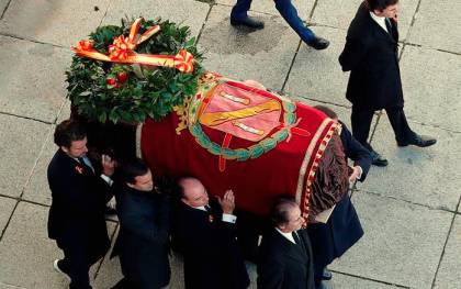 Familiares de Francisco Franco portan el féretro con los restos mortales del dictador. / EFE