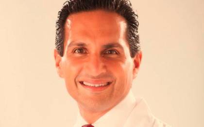 El doctor Amir Tarighpeyma, experto en tricología y trasplante capilar.