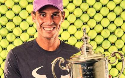 Rafael Nadal posa con la Copa del Abierto de Tenis de Estados Unidos. / EFE