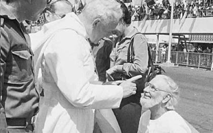 El papa Juan Pablo II reprende a Ernesto Cardenal ante el presidente Daniel Ortega, en Managua, el 4 de marzo de 1983. REUTERS
