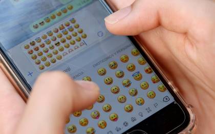Imagen de archivo de varios emojis durante una conversación de WhatsApp. EFE/ Raquel Manzanares