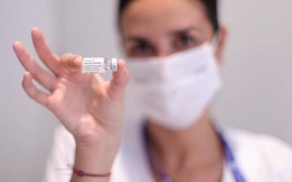 Una sanitaria sujeta una dosis de vacuna contra el Covid-19. / E.P.