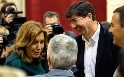 Susana Díaz y Juan Marín en el Parlamento./ EFE