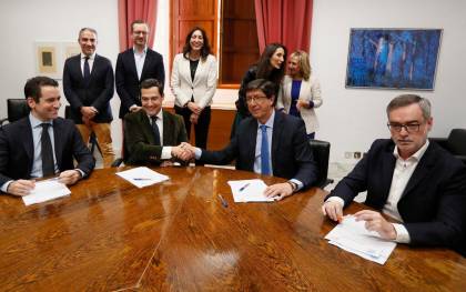 El presidente andaluz del Partido Popular, Juanma Moreno (2i), y el de Ciudadanos, Juan Marín (2d), estrechan las manos para sellar su pacto de Gobierno. EFE/Jose Manuel Vidal.