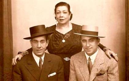 La Niña de los Peines entre su hermano Tomás (a la izquierda) y Pepe Pinto, su esposo. / El Correo