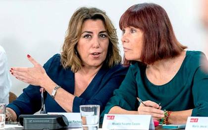  La secretaria general del PSOE andaluz, Susana Díaz, y la presidenta del partido, Micaela Navarro (d). / EFE - Julio Muñoz