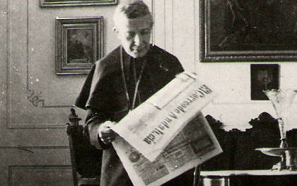 El cardenal Spínola en su despacho con un ejemplar de El Correo de Andalucía. / El Correo