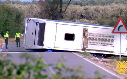 Imagen del autobús volcado en Pedrera este miércoles 18 de mayo. / Pedrera Comunica