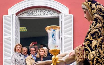 Aznar acude a ver la procesión de El Baratillo