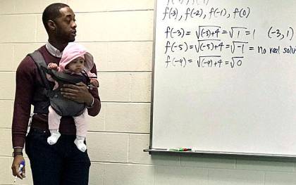 El maestro Nathan Alexander mientras sostenía al bebé. / El Correo