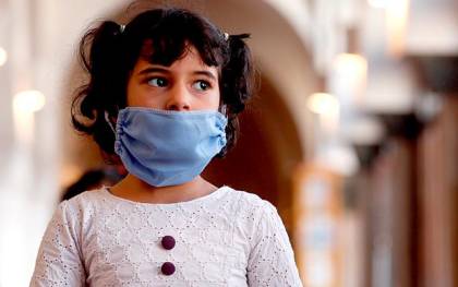Una niña yemení con mascarilla en Sanaa (Yemen) este viernes. / EFE