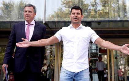 Javier Sánchez Santos, a la salida del Juzgado de Valencia. / EFE
