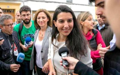 Rocío Monasterio en un acto electoral delante de un centro de menas en Sevilla durante la campaña electoral. / El Correo