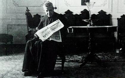El Cardenal Spínola lee El Correo de Andaucía en su despacho del palacio Arzobispal. / El Correo 