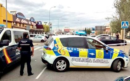 Imagen de archivo de vehículos de la Policía Nacional y Local de Sevilla. / El Correo