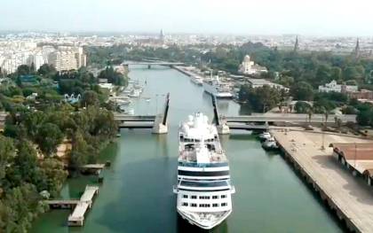 Un crucero saliendo de Sevilla. / Puerto de Sevilla