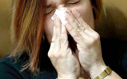 Síntomas de gripe en una mujer. / EFE
