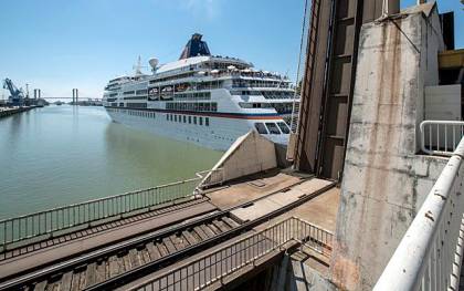 El crucero Sirena abandonando este martes el Puerto de Sevilla. / Puerto de Sevilla