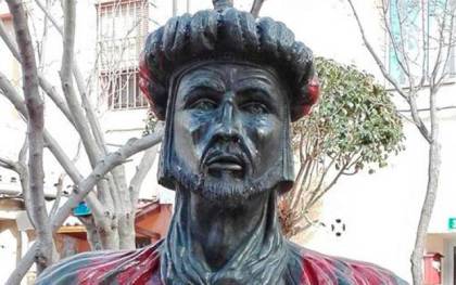 Acto vandálico al busto de Abderramán III, ya retirado. / El Correo