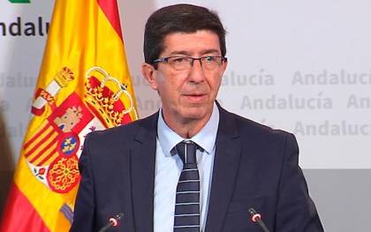 El vicepresidente de la Junta, Juan Marín, atiende a los medios. / El Correo