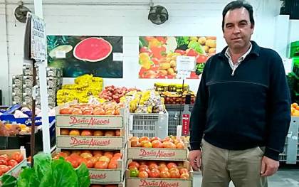 A Juan Begines Gómez, presidente de la cooperativa agrícola Las Nieves de Los Palacios y Villafranca, lo conocen en su pueblo como Juan Carmona. / El Correo