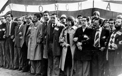 Los principales políticos andaluces de la época en la manifestación autonomista de diciembre de 1977. / El Correo