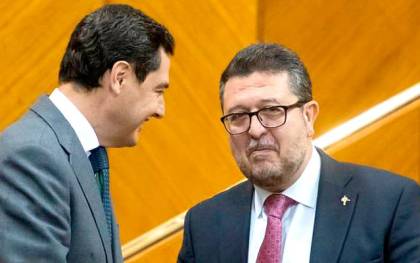 Juanma Moreno y Francisco Serrano en el Parlamento andaluz. / EFE