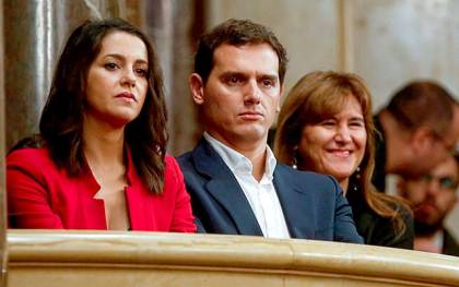 Los líderes de Ciudadanos, Inés Arrimadas (i) y Albert Rivera (c), acompañados por la diputada de JxCat al Congreso, Laura Borrás (d), en el parlamento de Cataluña. EFE/Toni Albir
