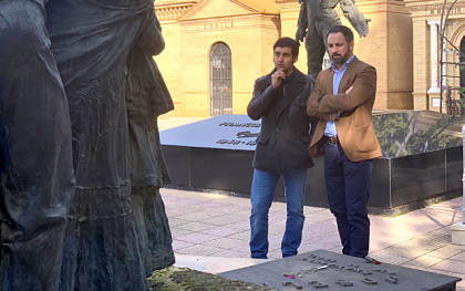 Morante y Santiago Abascal visitan la tumba de Gallito en la jornada electoral del pasado 1 de diciembre. / El Correo