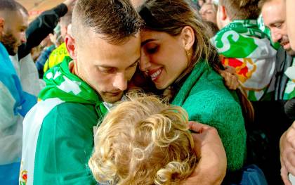 Sergio Canales celebra la victoria con su mujer, Cristina Llorens. / FOTOS AFP7 y EFE