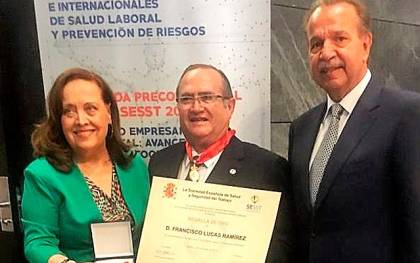 El empresario sevillano Francisco Lucas recibe la medalla de oro de la SESST