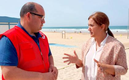 La delegada de playas con el coordinador de cruz roja en la playa de La Barrosa