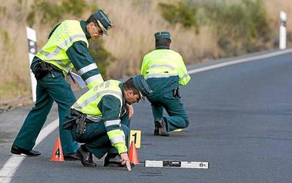 Agentes de la Guardia Civil tras un accidente en una imagen de archivo. / El Correo