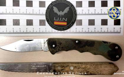 Navaja y cuchillo intervenidos al detenido. / Emergencias Sevilla