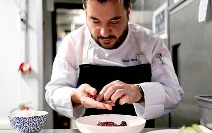 El chef madrileño David Sierra prepara uno de sus platos, el 14 de abril 2023, en la cocina del restaurante Joselito Casa de Comidas, en Washington (EE.UU.). EFE/Jorge Dastis