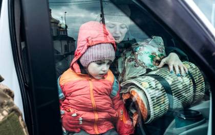Una madre y su hija en un coche de evacuación en Irpin (Ucrania). / E.P.