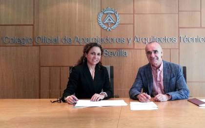 La tesorera del COAAT-Sevilla, Beatriz Herranz, firma en nombre del presidente del Colegio de Aparejadores, el acuerdo con el Vicepresidente de la Gerencia de Urbanismo 