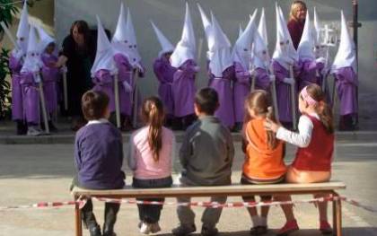 Educación no se opone a celebrar las procesiones en los colegios
