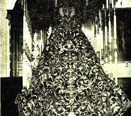 La realización del manto de malla, llamado ‘camaronero’ también fue posible gracias a la organización de unas novilladas. En la imagen, montado aún con el palio negro.