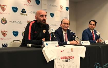 El director general deportivo, Monchi, junto al presidente del Sevilla, José Castro, Alain Huacuja, CEO de A Line Sports & Entertainment. / SFC