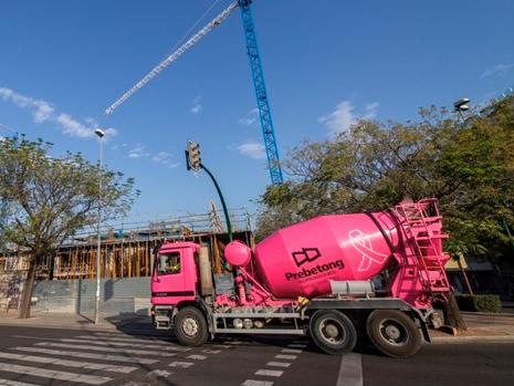 Hormigoneras rosas en las obras de Sevilla para ayudar en la lucha contra el cáncer de mama