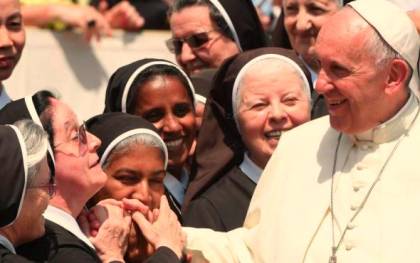 El Papa saluda a unas monjas. / EFE