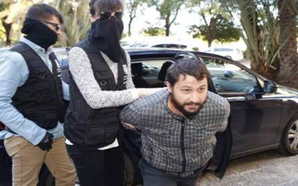 El acusado es dirigido a los juzgados por los agentes del grupo de Hocimidios. Foto: Europa Press.